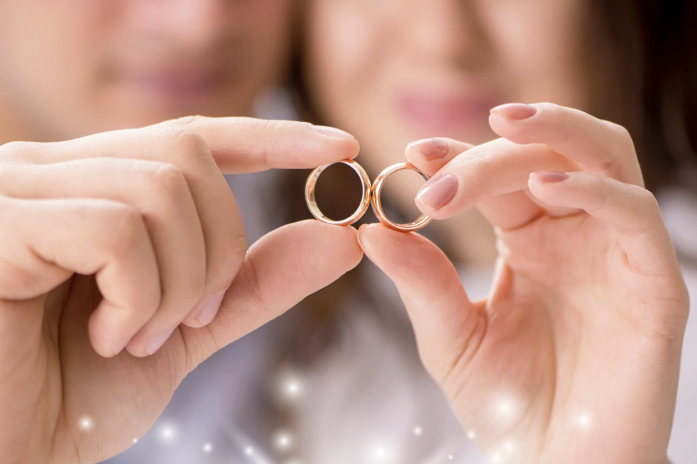 結婚指輪を見ているカップル